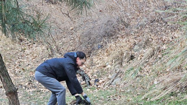 “왜 혼자 이런 일 하느냐” 묻자…인천 산속 쓰레기 치운 미국인 ‘감동 선행’