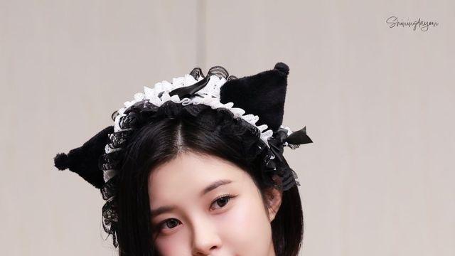 키치한 소품과 세련된 그레이 니트의 조화, 케플러 김다연의 팬사인회 모먼트