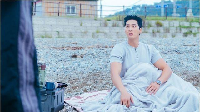 tvN ‘스프링 피버’ 안보현-이주빈, 007을 방불케 하는 비밀 데이트 현장 순간 포착! 달달 포옹까지