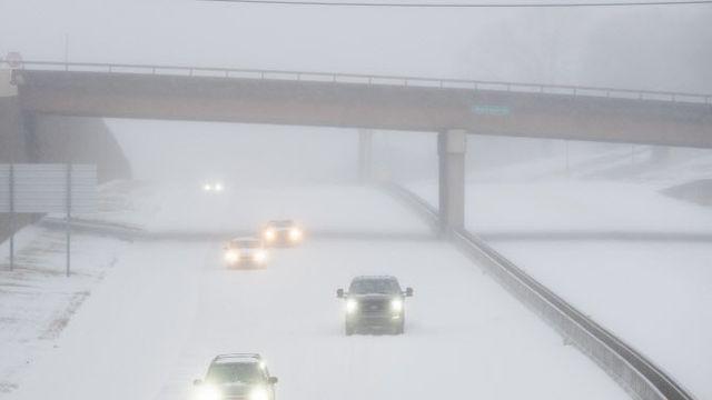 美전역서 '역대 최악' 눈폭풍…정전·항공편 취소에 사재기까지