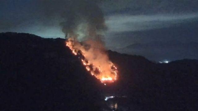 주민 대피 문자까지…새벽 노원구 수락산서 산불, 진화 중