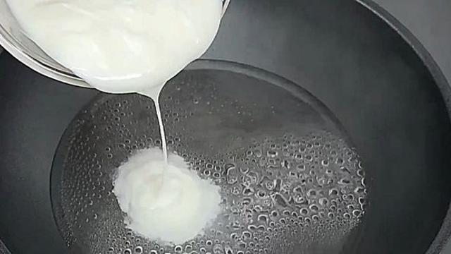 요거트를 푹 떠서 '끓는 물'에 넣어 보세요…일부러 카페 갈 필요 없습니다