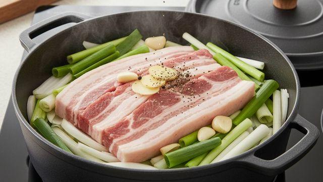 수육 삶을 때 물 대신 '이것' 넣어보세요…잡내 없이 젓가락만 대도 부드럽게 썰리네요
