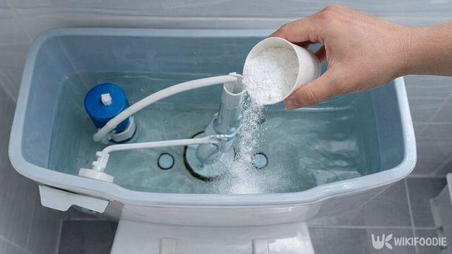 변기 탱크에 '베이킹소다' 한 번만 넣어보세요… 왜 이제서야 해봤나 후회됩니다