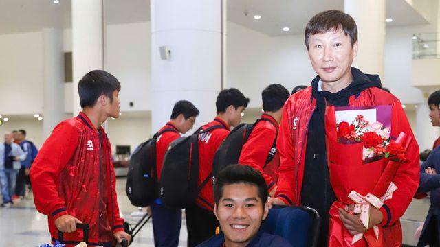 韓 꺾은 김상식 감독, 귀국장 '감동의 장면' 화제…베트남 국민들 또 반했다→