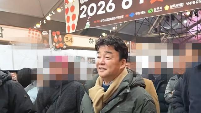 백종원, 논란 8개월만 지역 축제서 포착…‘흑백2’ 타고 방송 복귀하나 [왓IS]