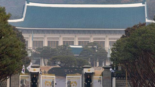 청와대 춘추관 앞 40대 남성 분신 시도…경찰, 불붙이기 전 제압 후 체포