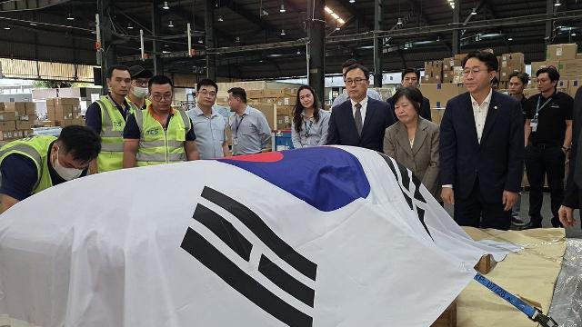 이해찬 前총리 시신, 인천공항 도착…金총리 등 영접