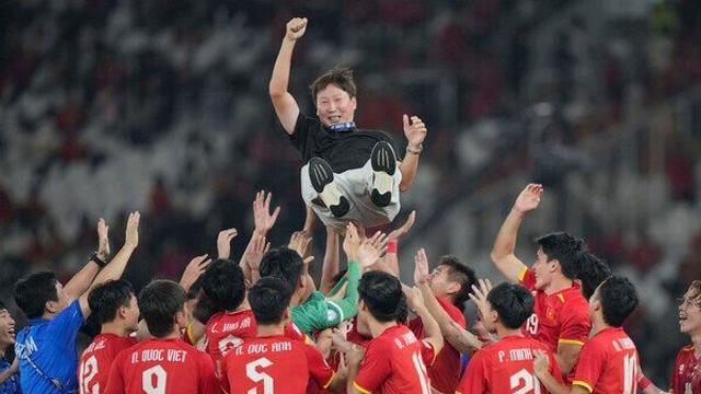 “김상식 감독의 작은 행동이 팬들에게 감동을 줬다” 韓 격파→베트남 복귀, 쏟아지는 찬사