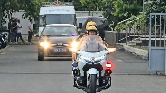이해찬 前총리 시신, 인천공항 도착…김민석·정청래 등 영접