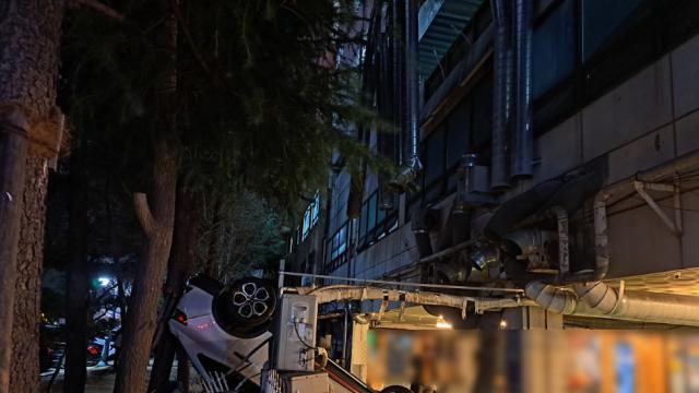 “출구인 줄 알았는데”… 만취 운전자, 3층 벽 뚫고 추락