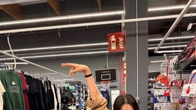 '김우빈♥' 신민아, 신혼여행 사진 공개…장난기 가득 미소