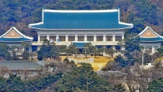 [속보] 청와대 앞에서 휘발유 뿌리고 분신 시도…40대 남성 체포