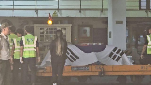 이해찬 前총리 시신, 베트남 '특A급' 예우 속 운구 절차 마무리