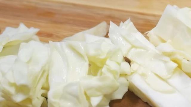 양배추를 볶아 먹을 땐 '이것' 넣으세요...반찬 걱정이 바로 사라집니다