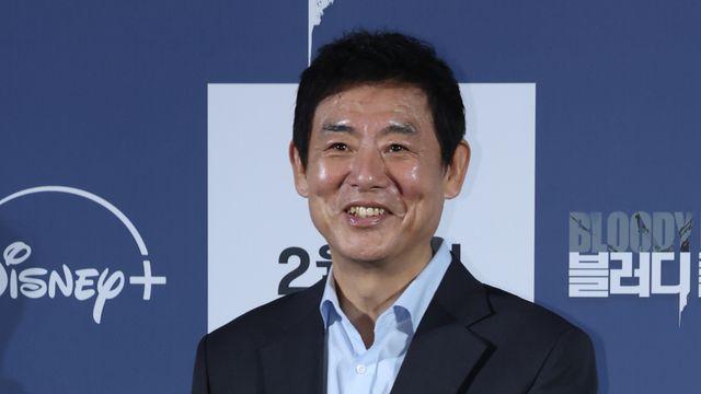 “웃음코드 0.1도 없다” 성동일, 연쇄살인범 변호 나선 ‘블러디 플라워’ [종합]