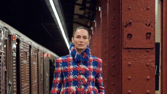 올 겨울에는 패딩만? 트위드 자켓 + 청바지 조합이 정답이다