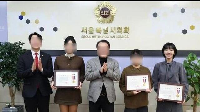 '이범수와 파경' 이윤진, 훌쩍 큰 자녀와 서울시의회 표창
