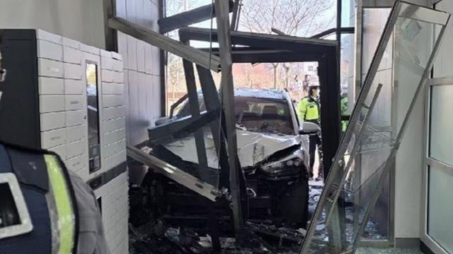 도서관 덮친 SUV, 운전자 