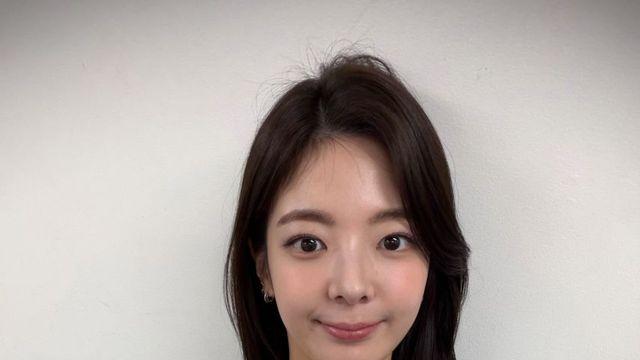 달콤한 디저트와 어우러진 포근한 일상, 있지 리아의 내추럴 오프숄더 룩