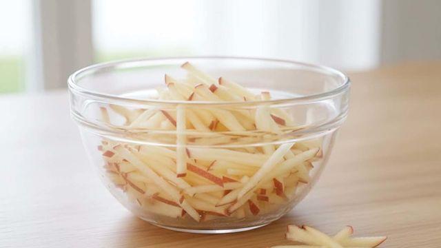 사과를 채 썰어 '프라이팬'에 올려보세요... 아이들이 더 해달라고 난리네요