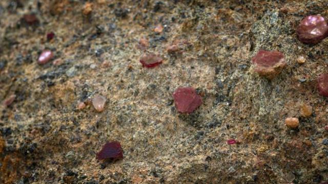 어느날 발견된 빛나는 돌 하나로 살해와 가난, 방화가 마을을 덮쳤다