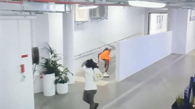 세계 3위가 '59분 만에 참패'…테니스 女 스타 코코 가우프, 분노의 라켓 박살→사생활 침해 논란