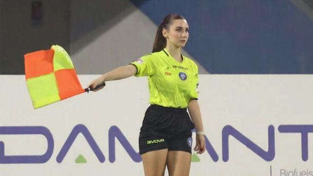 심판 미모가 이 정도? 이탈리아 4~5부 관중까지 늘리는 미녀 심판 화제