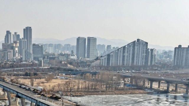 한파로 꽁꽁 얼어붙은 한강