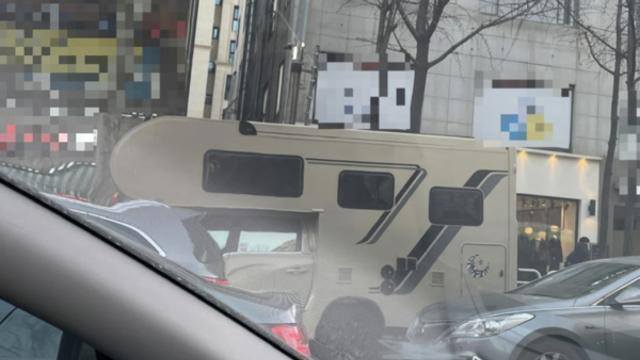 대치동 학원가에 등장한 '캠핑카'...
