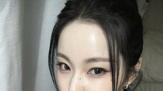 대형 딸기와 어우러진 내추럴 무드, 엔믹스 규진