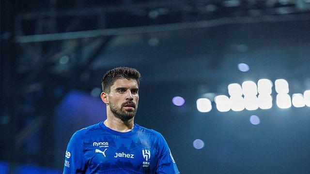 악재 발생! 맨유, 1월 ‘중원 보강’ 계획 꼬였다...“타깃 포르투갈 MF, 알 힐랄과 재계약 근접”