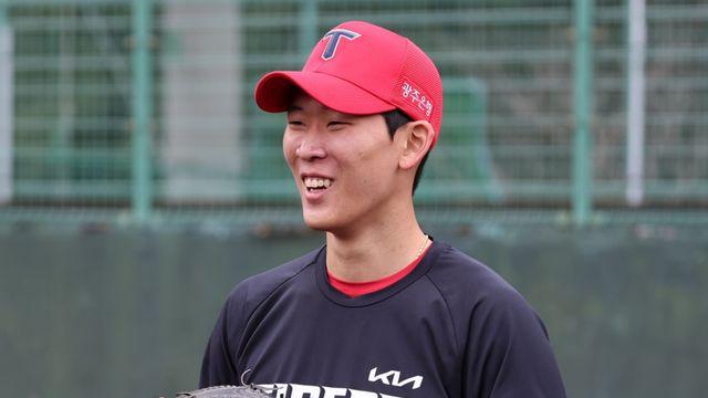 한화, '제2의 정우주'로 찍었다…KIA가 美 유학까지 보냈던 유망주 왜 데려왔나 