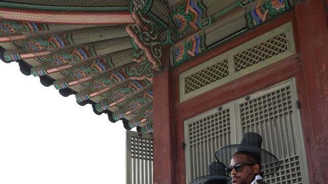 한복 입고 고궁 나들이 하는 흑인들