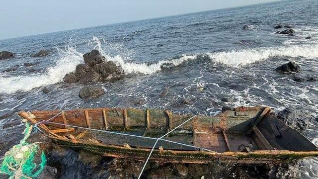 제주 해안가서 정체불명 목선…