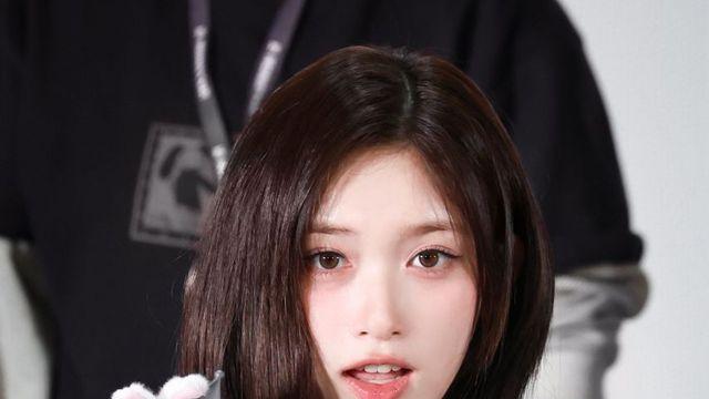 몽환적인 핑크 로맨티시즘, 아이브 이서의 청초한 가디건 룩