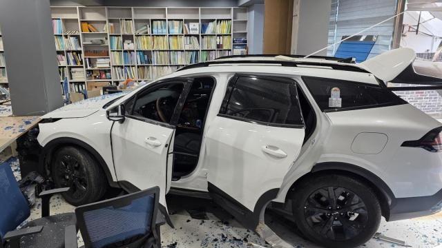 청주서 SUV 카페 돌진…인명피해 無