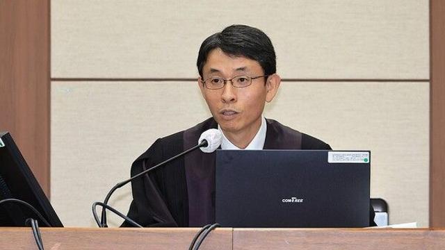 [이슈] 'V0 김건희 무죄' 우인성 판사 향한 비판 쇄도…尹 재판에도 영향 주나