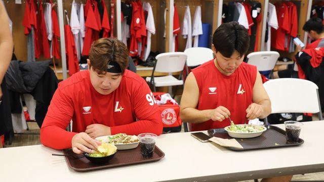 “선수들 잘 먹고 건강하게 시즌 치르길”…추신수 보좌역, SSG 스프링캠프에 3년 연속 특식 지원