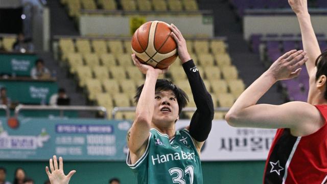 여자농구 선두 하나은행, 3위 BNK 격파…진안 더블 더블