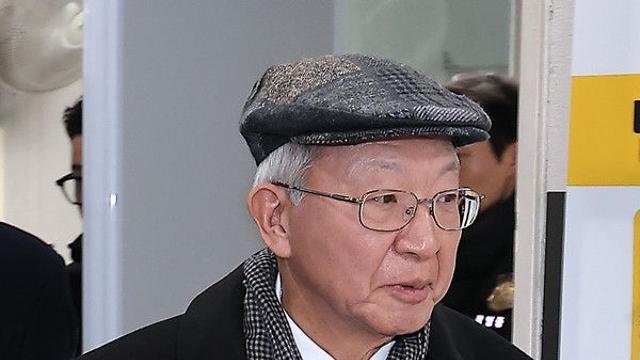 ‘사법농단’ 혐의 양승태 전 대법원장, 2심서 유죄···징역 6개월·집행유예 1년