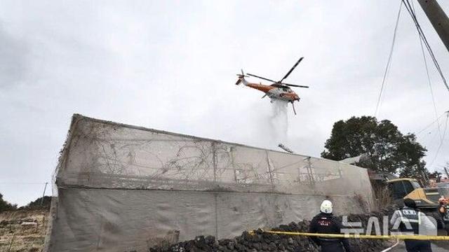 제주 가건물 창고서 불, 헬기로 진압 중…인명피해 없어