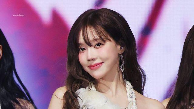 빈티지한 화이트 텍스처와 퍼의 조화, 에스파 윈터의 몽환적인 무대 룩