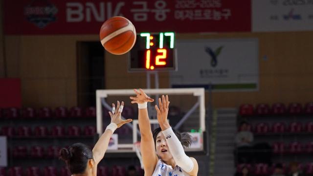 우리은행, 삼성생명 33점 차 완파…김단비 또 트리플더블(종합)