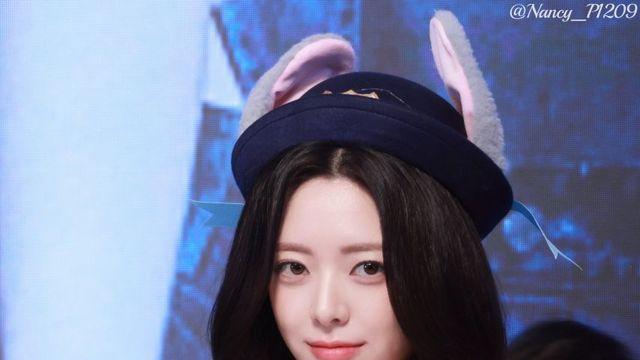 사랑스러운 핑크 니트와 키치한 소품의 조화, ITZY 유나