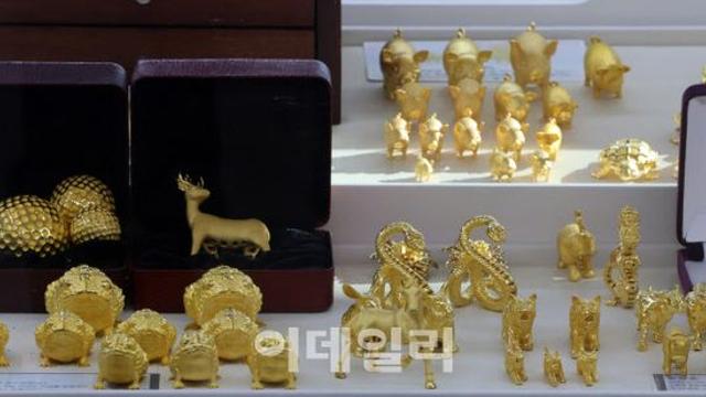 끝없이 오르더니…하루만에 은값 30%·금값 10% 폭락