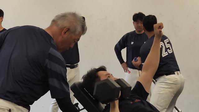 부상 악몽에 시달린 롯데, '관장님 포스' 히사무라 코디네이터와 시작하는 훈련 [IS 타이난]