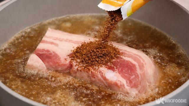 수육 삶을 때 '이것' 꼭 넣어보세요… 고기 누린내 싹 잡는 인생 꿀팁 6가지