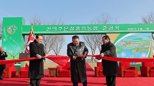 北, 신의주 대형 온실농장 준공…김정은 