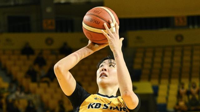 여자농구 KB, BNK 3연패 몰아넣고 5연승 질주…박지수 더블더블